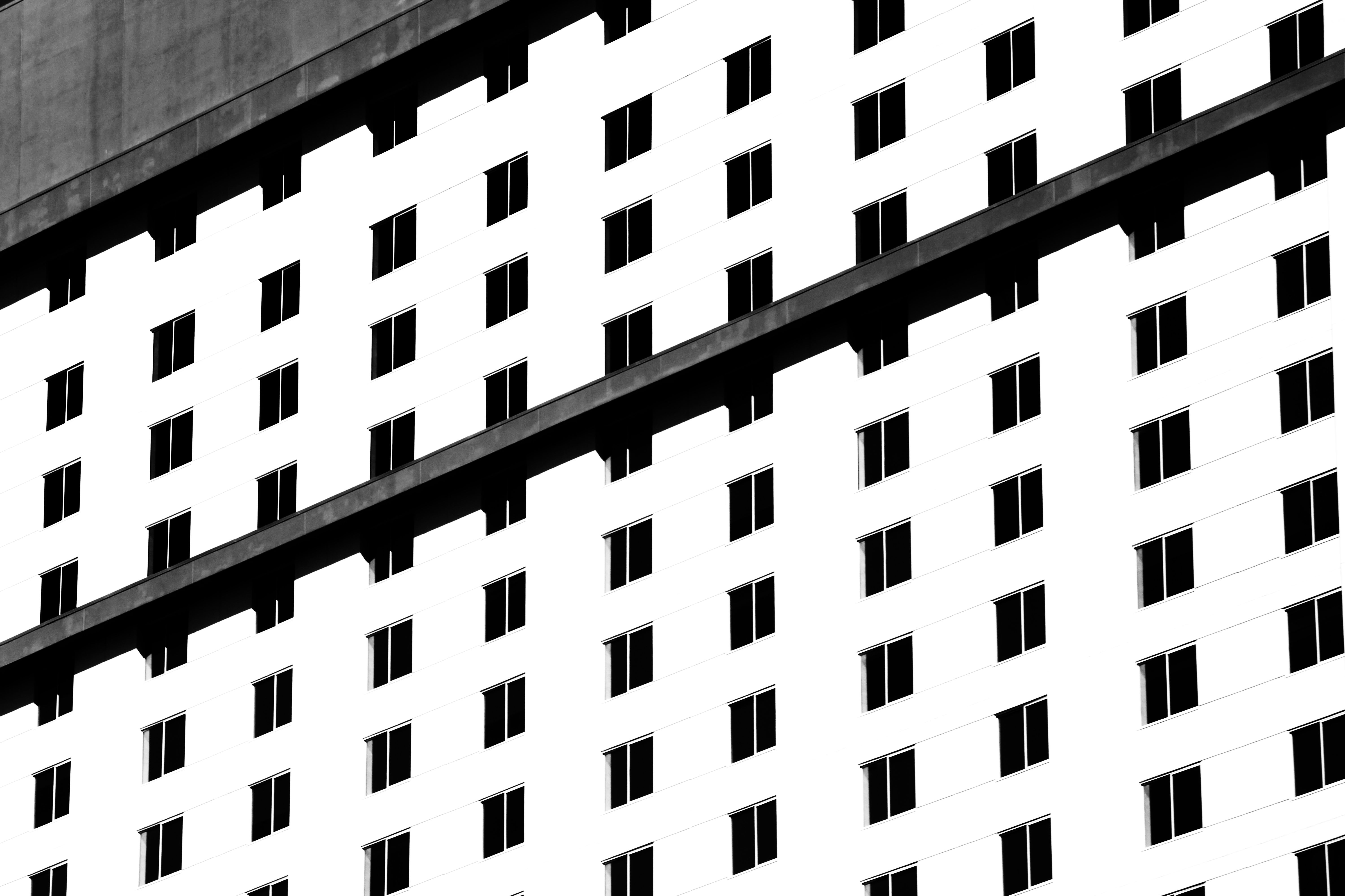 Block of Flats in Black and White · Free Stock Photo