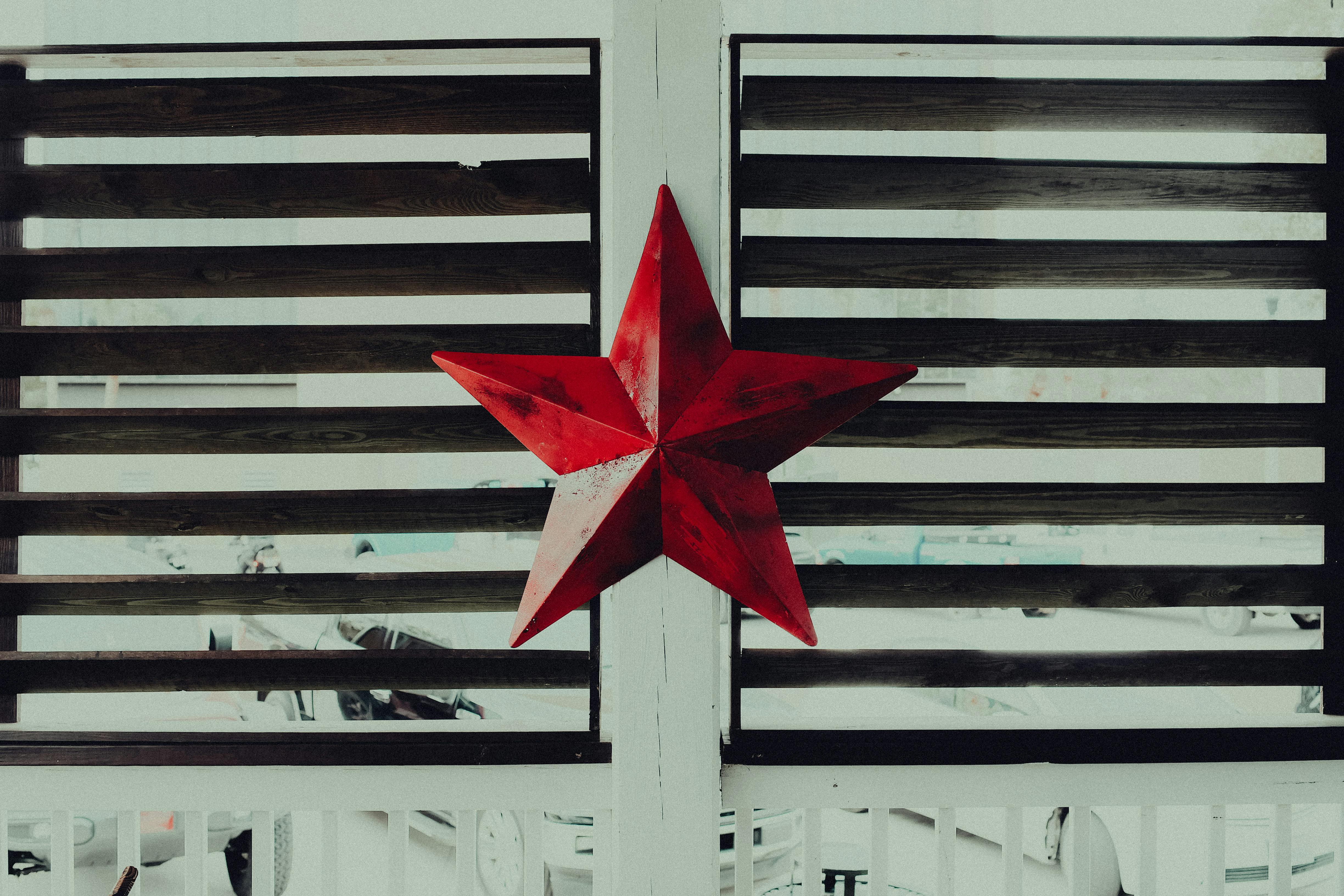 Zbliżenie montażu lameli ściennych i narzędzi w trakcie pracy