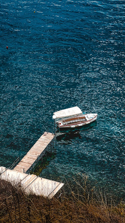Foto profissional grátis de água, barco, calçadão