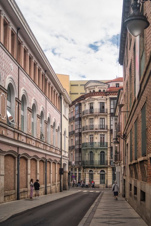 Free Charming city street with historical buildings showcasing traditional architecture and scenic urban atmosphere. Stock Photo