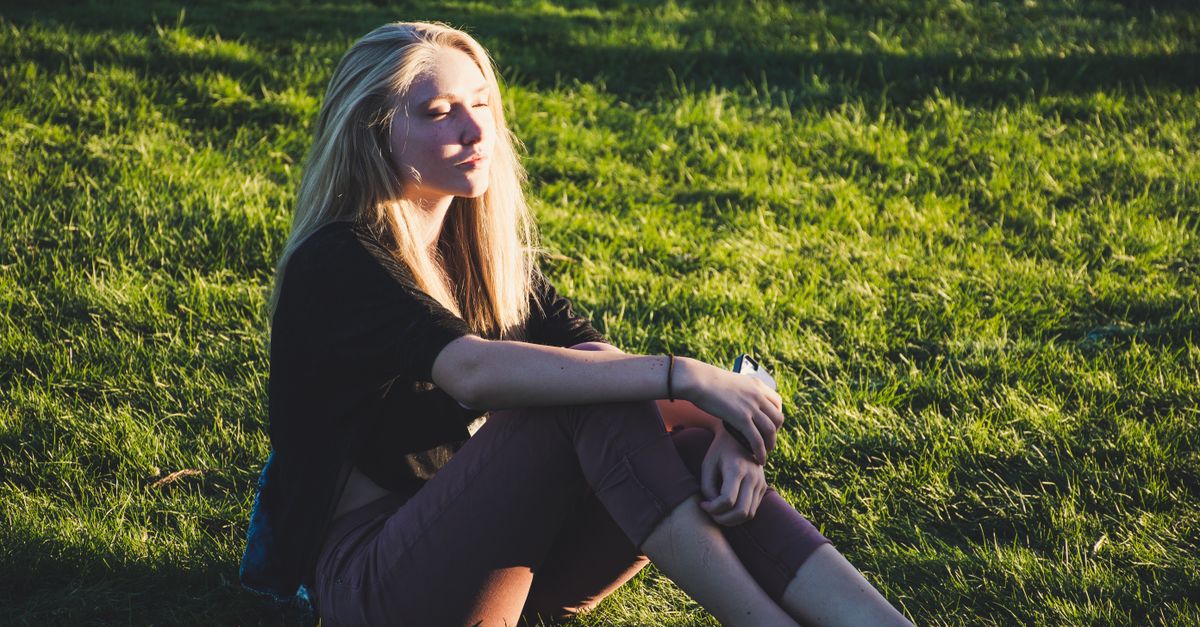 Photo De Femme Assise Sur L'herbe · Photo gratuite