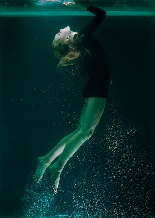 Gratis Foto De Mujer Nadando Bajo El Agua Foto de stock