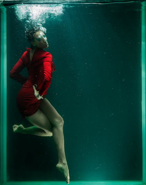 gratis Foto Van Vrouw Dragen Rode Jurk Onderwater Stockfoto