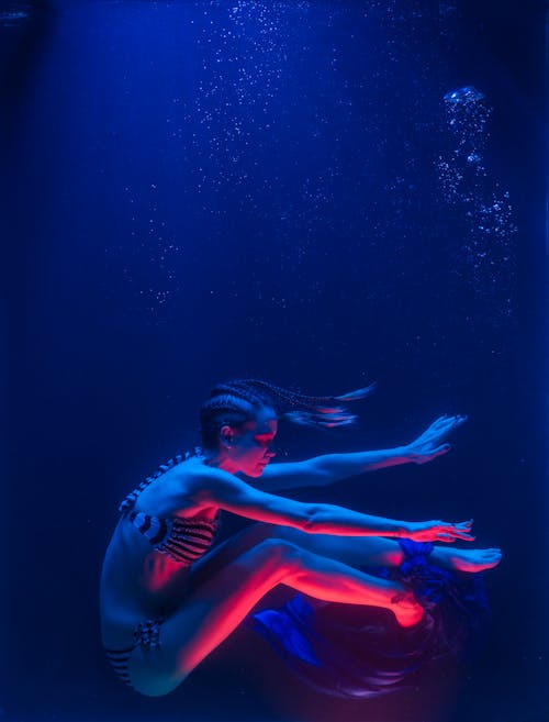 Kostenlos Foto Der Frau, Die Unter Wasser Schwimmt Stock-Foto