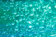 水下充满活力的气泡特写，创造出抽象的图案和倒影