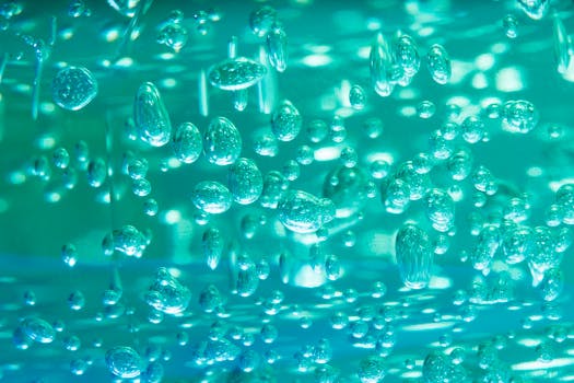 水下充满活力的气泡特写，创造出抽象的图案和倒影