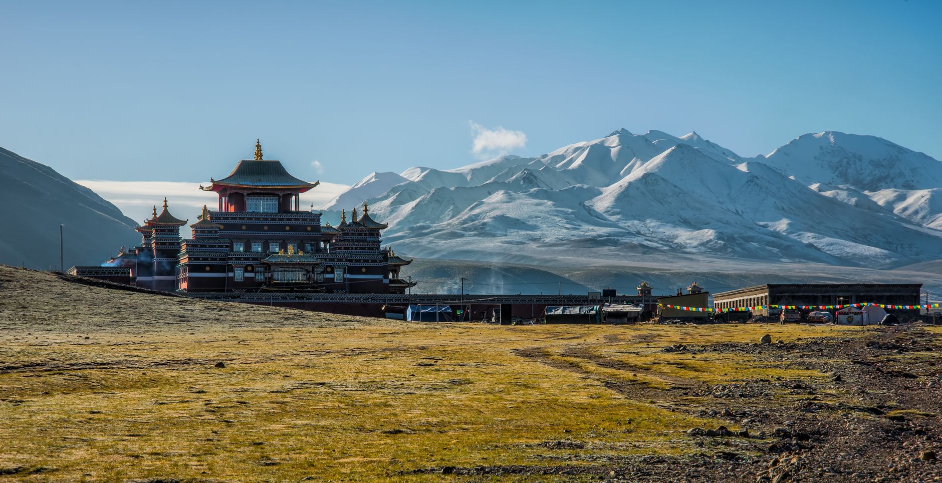 Qinghai Tibetan monastery Kumbum architecture landscape — Photo by James Wheeler