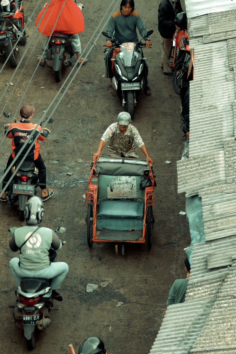 Pemandangan jalan ramai di Depok, Indonesia
