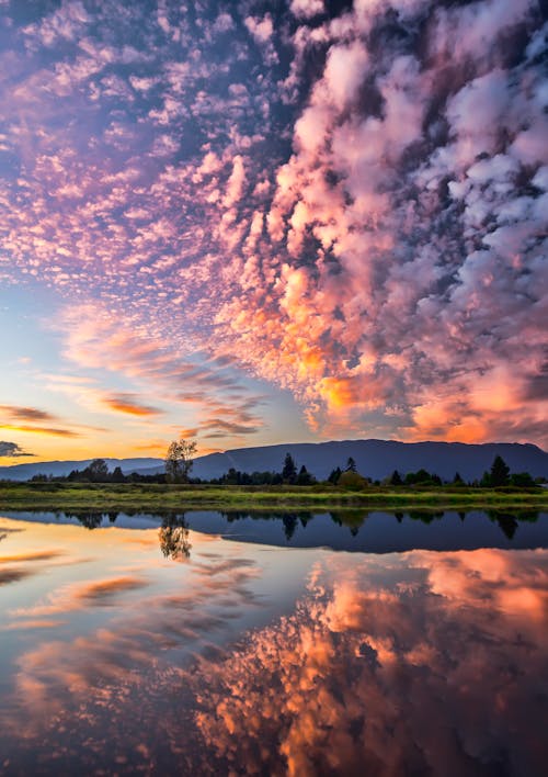 Fotografi Simetris Awan Yang Tertutup Langit Biru