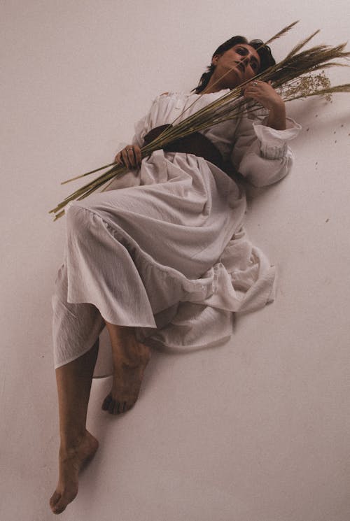 Безкоштовне стокове фото на тему «біла сукня, білий фон, вертикальні постріл»