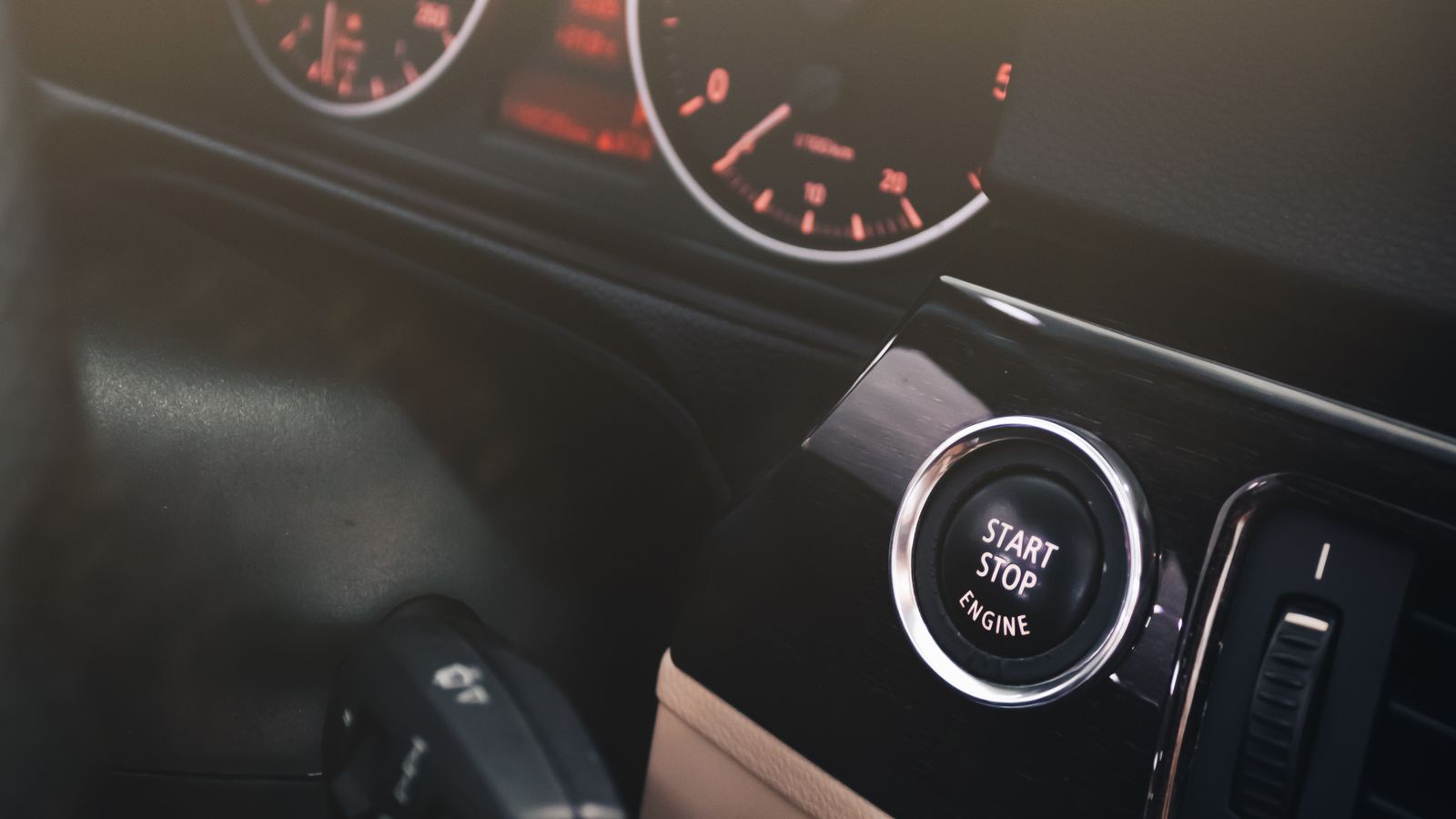 Detalhe do comando de partida e painel de uma moto usada durante teste com o motor quente
