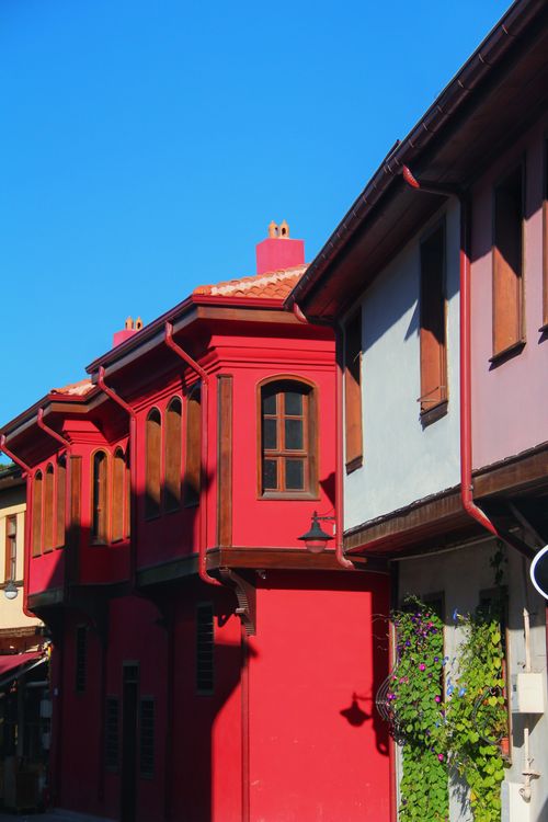 Free Vibrant red and brown houses under a clear blue sky in Eskişehir, exhibiting traditional Turkish architecture. Stock Photo