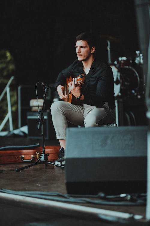 Kostnadsfri bild av akustisk gitarr, gitarrist, man