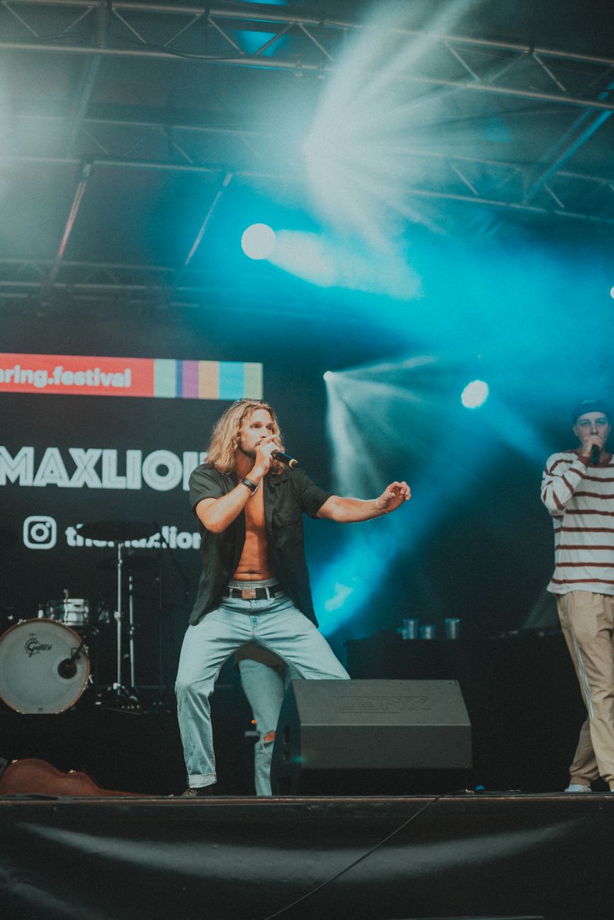 Dynamische liveoptreden met muzikanten die het publiek op een verlichte stage betoveren.
