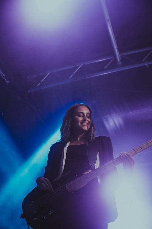 Foto profissional grátis de adestrado, desempenho, guitarrista