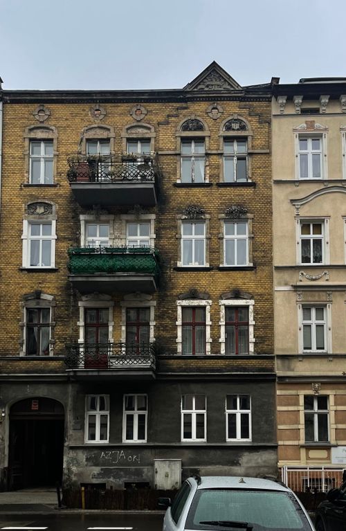 Free Close-up of a historic European apartment building showcasing classic architecture. Stock Photo