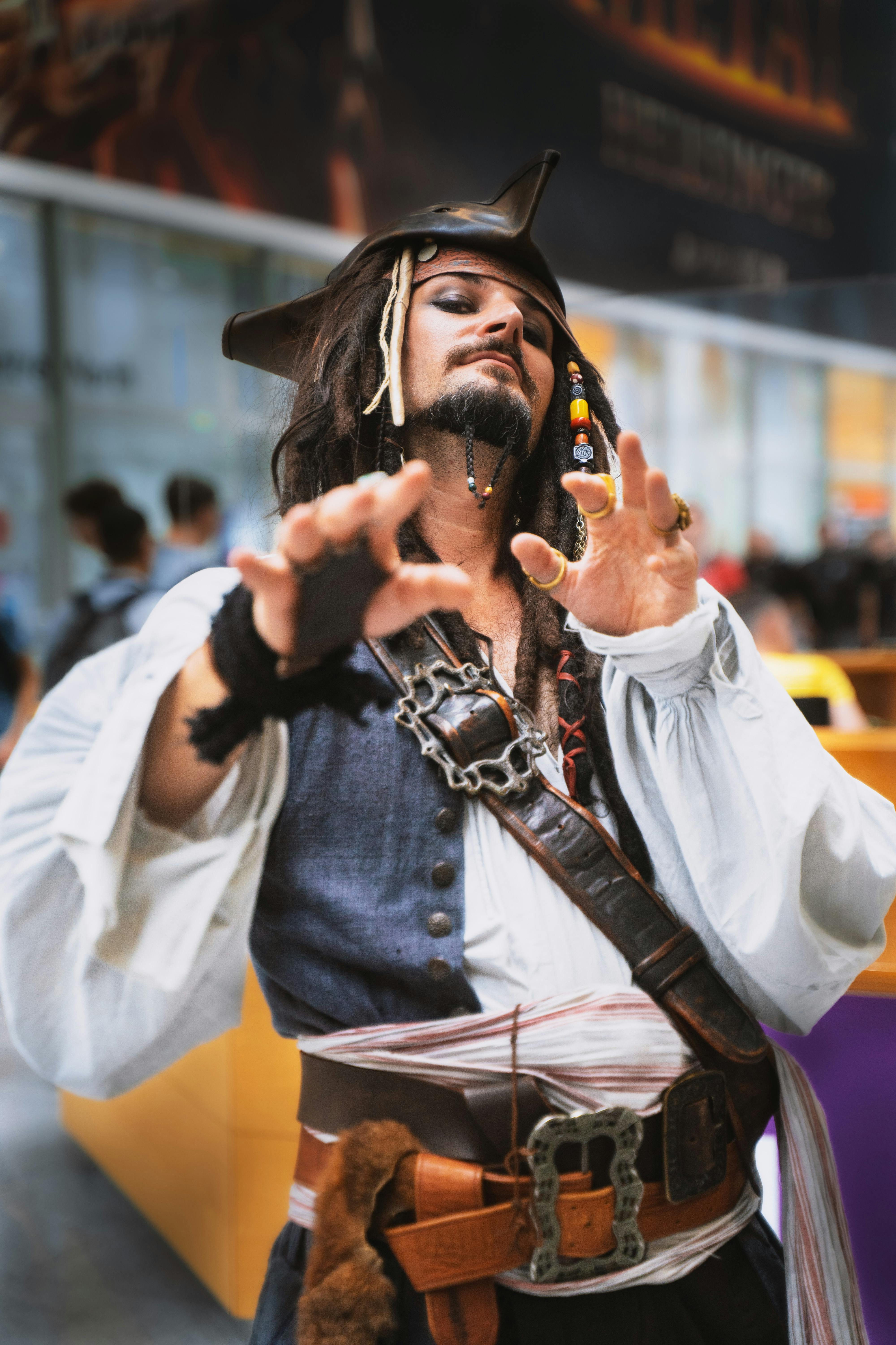 Gratis lagerfoto af cosplay, hænder op, kaptajn jack sparrow, kostume, lodret skud, mand, person, pirat, piraterne fra caribien, positur