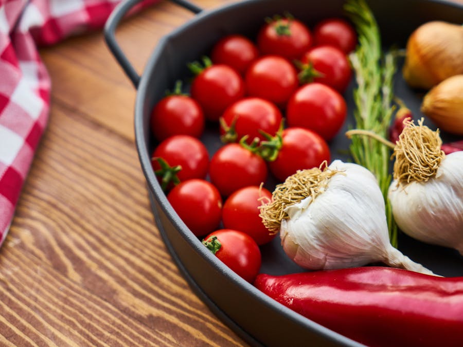Is it better to eat tomatoes raw or cooked?