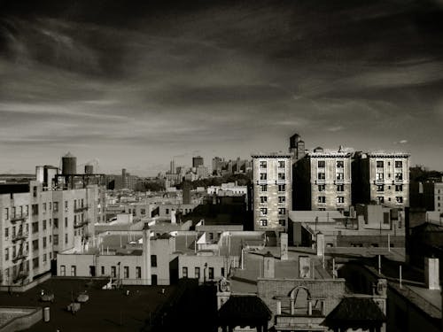 Безкоштовне стокове фото на тему «багатоквартирні будинки, зйомка bw, місто»