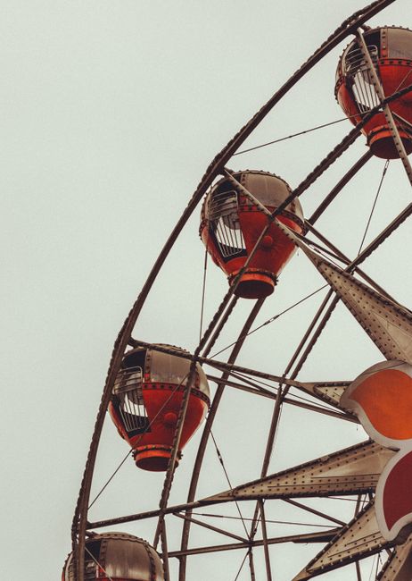 Capture of a vintage Ferris wheel in Callao, highlighting its nostalgic charm and structure.