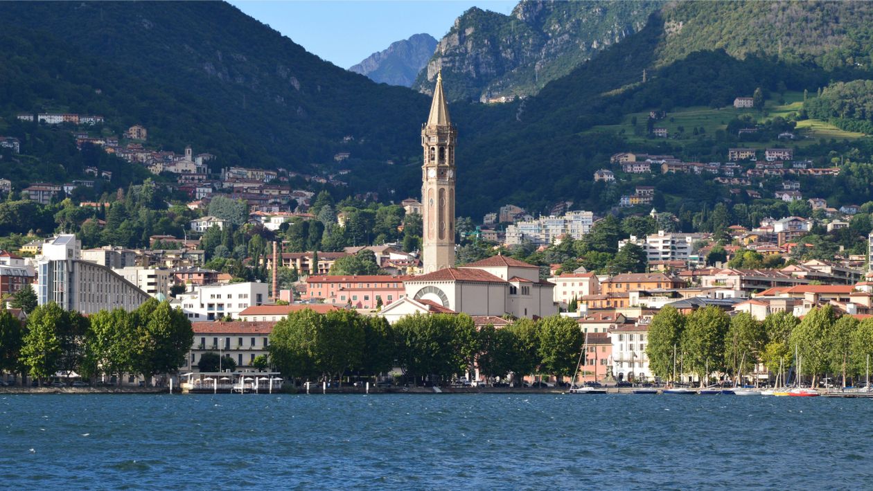 Cazare la Lacul Como: Lecco cu turnul bazilicii San Nicolò, văzut de pe apă