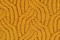 这是一张黄色针织羊毛图案的详细特写，非常适合纺织品设计