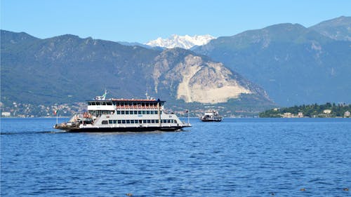 dağlar, deniz aracı, deniz seyahati içeren Ücretsiz stok fotoğraf