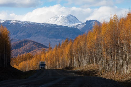 Fotobanka s bezplatnými fotkami na tému auto, hory, jeseň