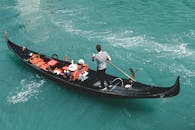 在威尼斯运河中滑行的贡多拉，提供经典的意大利风景体验