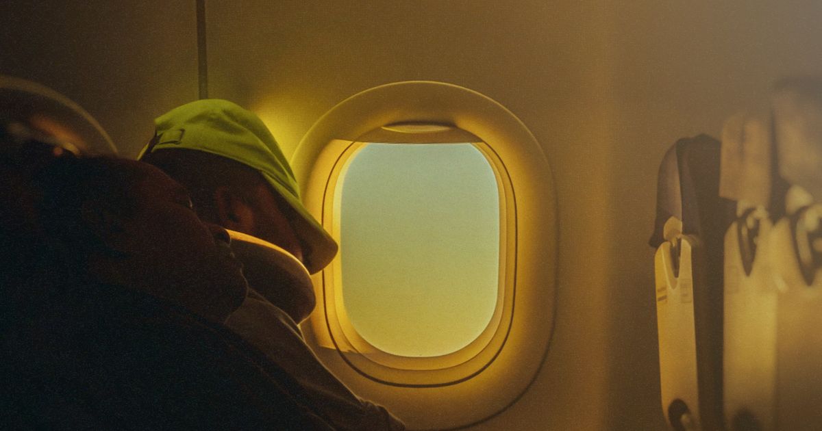 11 Science Tips for Better Sleep on a Plane