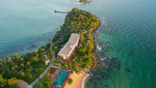 Free Breathtaking aerial shot of a tropical island with resort and ocean view in Vietnam. Stock Photo