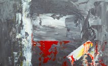 这幅抽象画充满活力，笔触大胆，纹理丰富，融合了灰色、红色和黄色