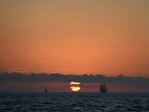 Photos gratuites de bateaux, coucher de soleil, heure dorée