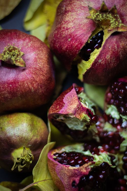 Free Vibrant and ripe pomegranates with exposed seeds, showcasing natural freshness and organic texture. Stock Photo