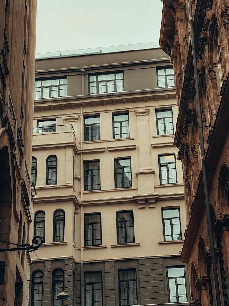 A Apartment Next To 2 Larger Apartments