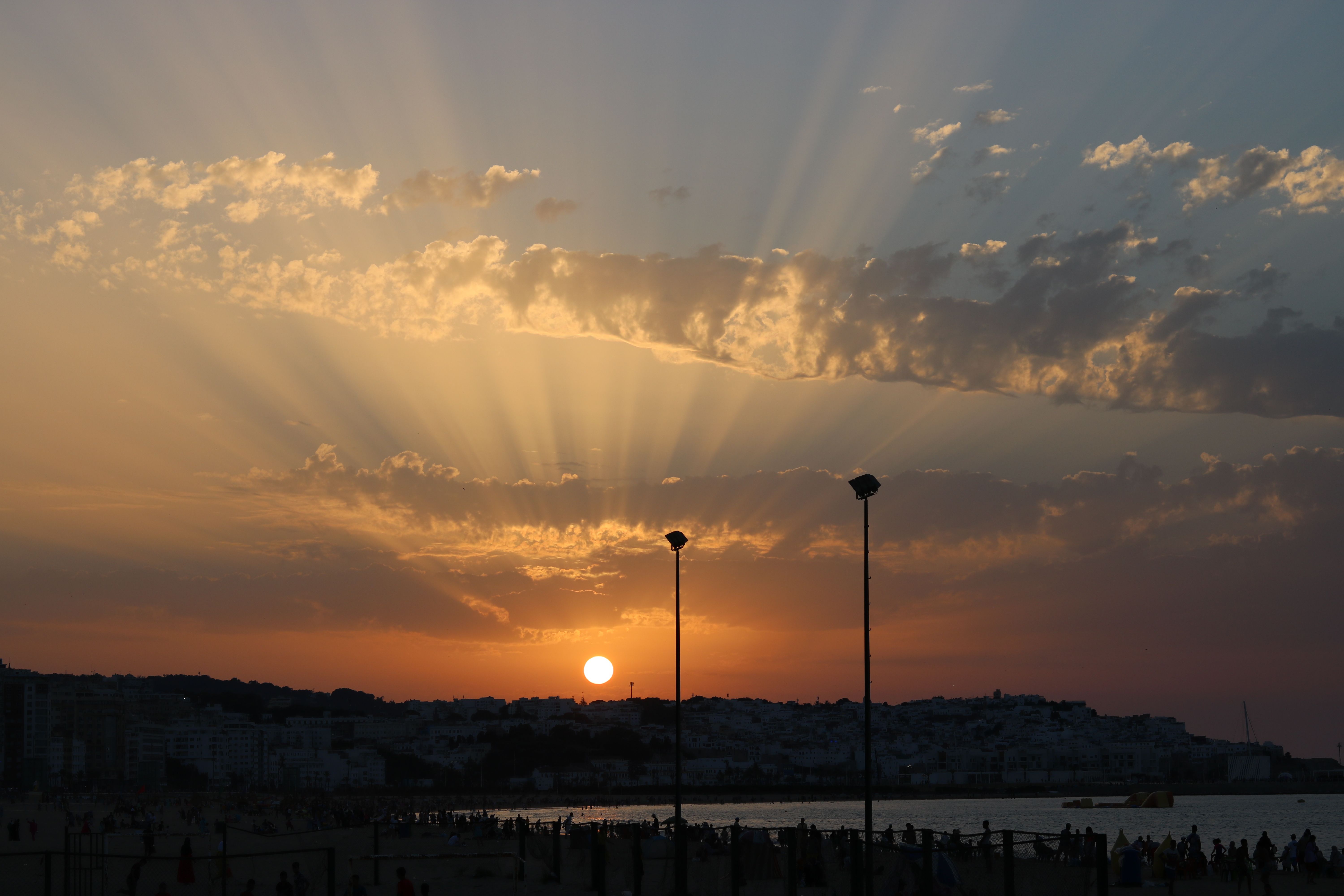 Vue urbaine au crépuscule, à l’image de tanger.