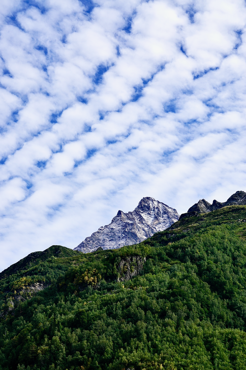 Free A picturesque mountain peak under a dynamic cloud-filled sky, showcasing the beauty of nature. Stock Photo