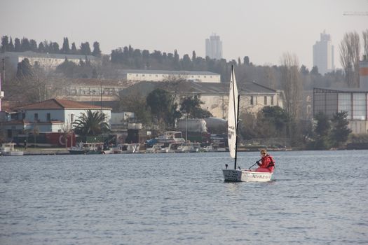 Optimist Yelken Kullanan Kız Çocuğu