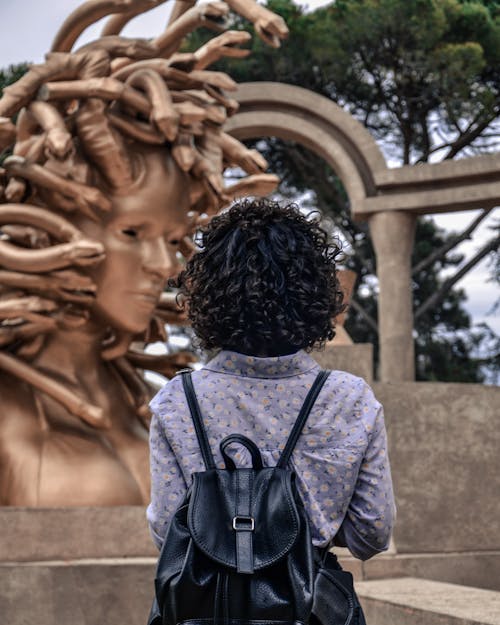 Foto profissional grátis de alforje, mochila, mulher