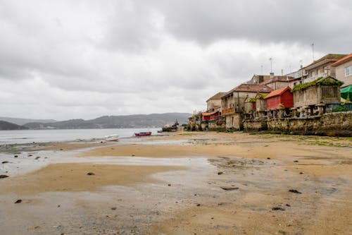 deniz, deniz kıyısı, evler içeren Ücretsiz stok fotoğraf