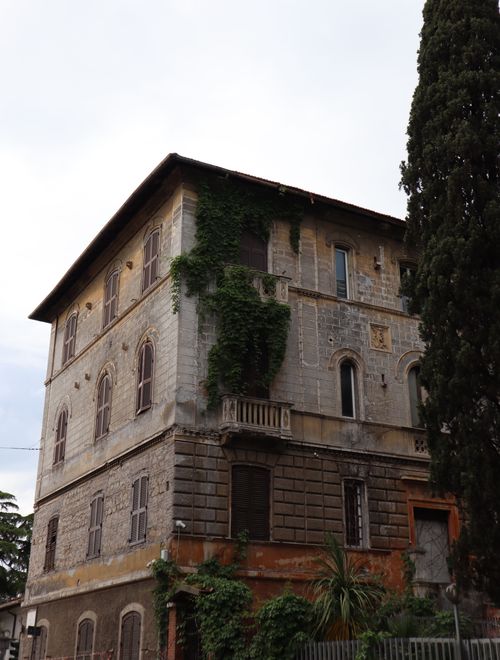 Free Explore the charming historical architecture of a villa in Rome, Italy, adorned with lush ivy. Stock Photo