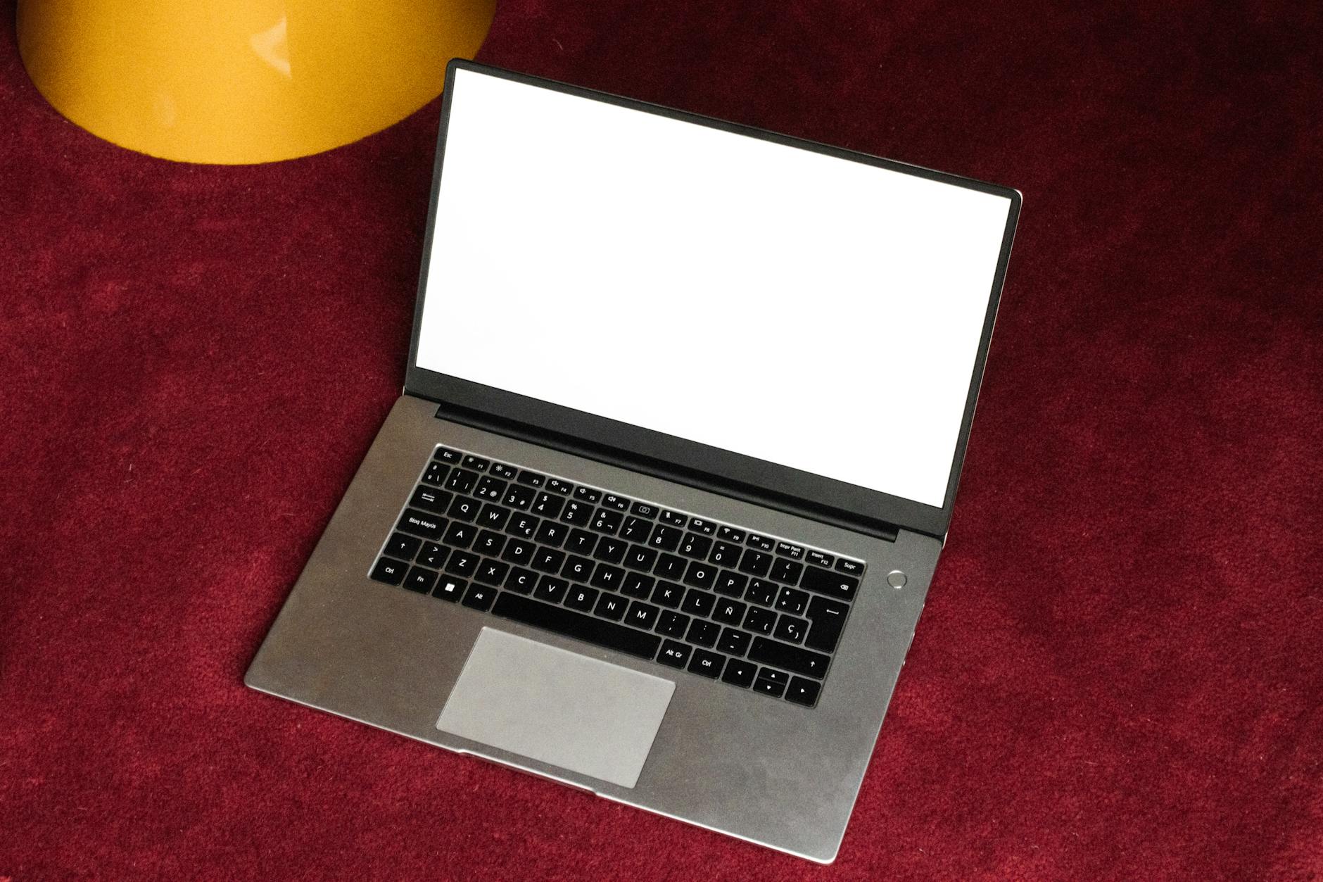 İspanya'nın modern mimarisi ve teknolojik gelişimini yansıtan bir ofis ortamında, geleceğin mesleklerini temsil eden dijital ekranlar önünde çalışan genç bir profesyonel.