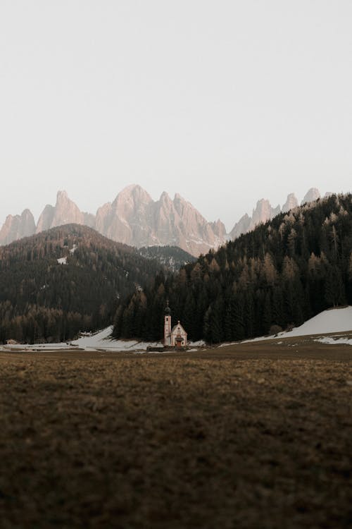 Immagine gratuita di catena montuosa, chiesa, foresta