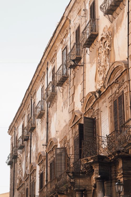Vintage Residential Building · Free Stock Photo