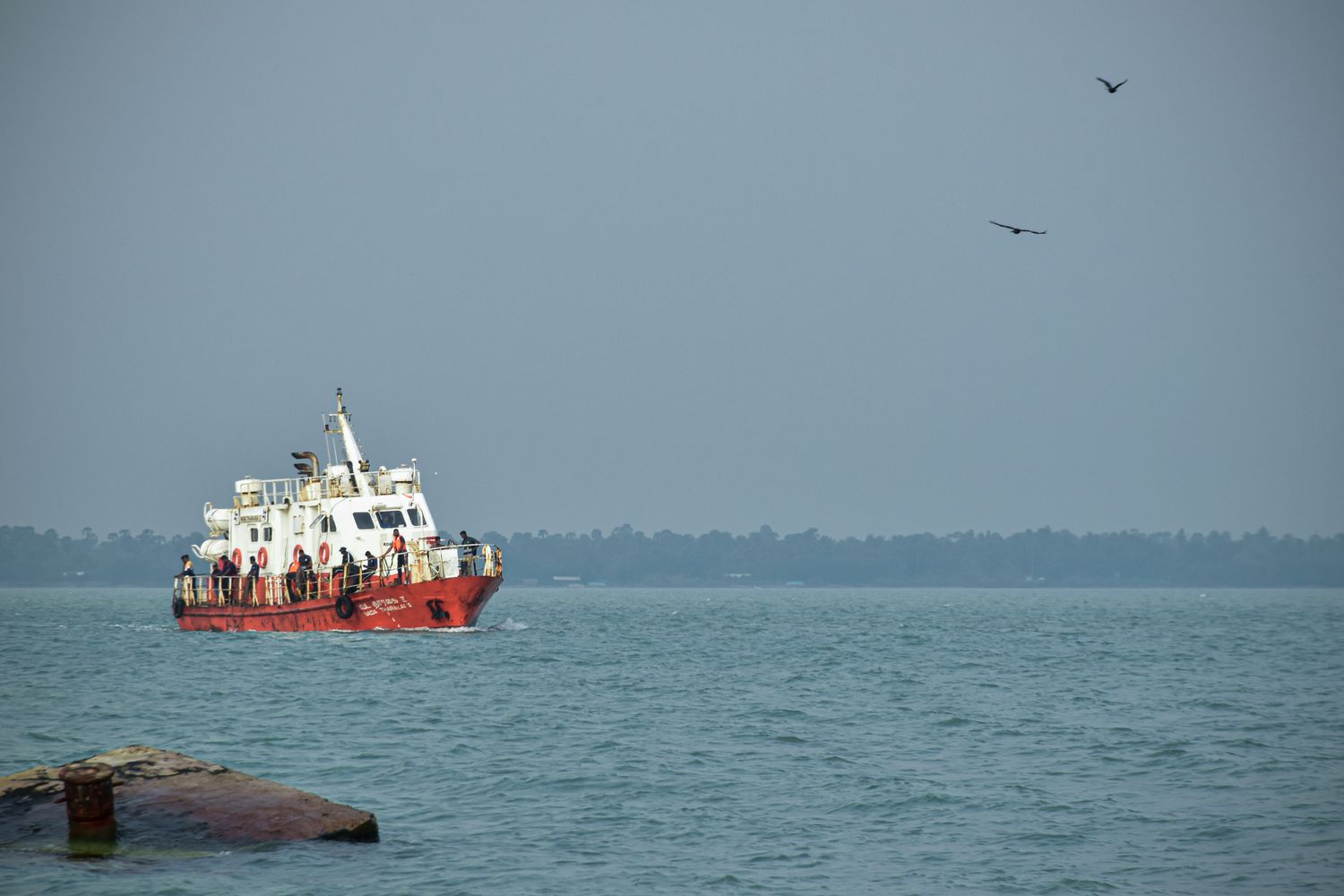 Public ferry crossing the harbour between Ernakulam and Fort Kochi