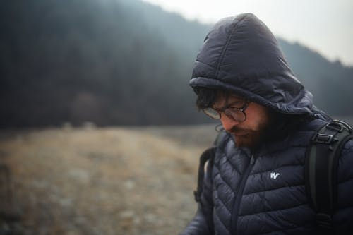 Foto d'estoc gratuïta de amb caputxa, home, jaqueta