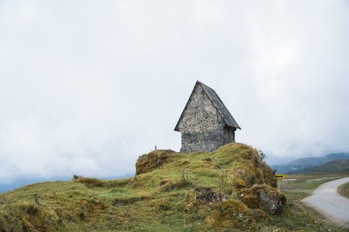 Fotos de stock gratuitas de camino de tierra, capilla, césped