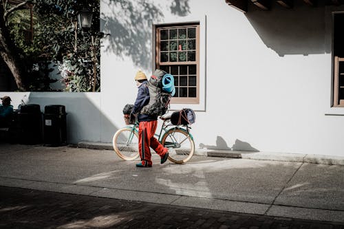 Foto profissional grátis de andando, ao ar livre, bicicleta