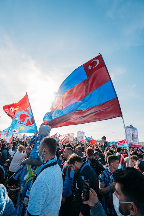 Foto d'estoc gratuïta de aficionats al futbol, bandera de gall dindi, banderes