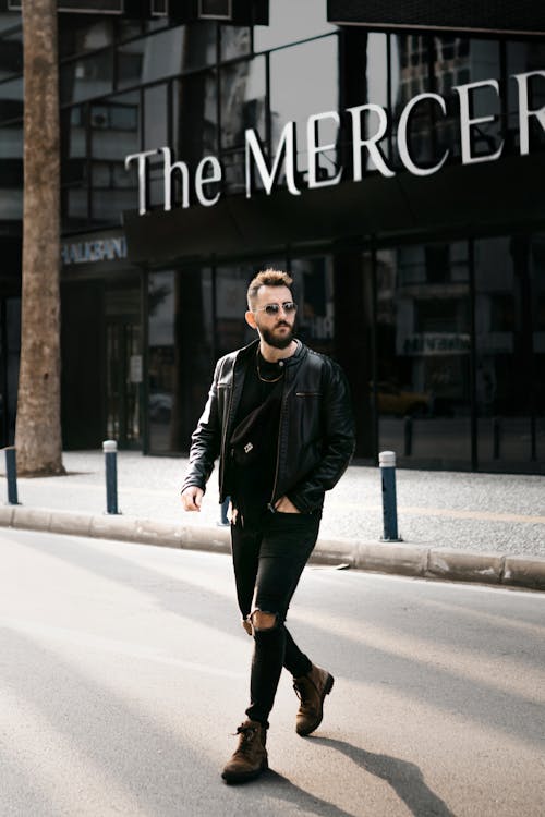 걷고 있는, 검은색 가죽 자켓, 남자의 무료 스톡 사진